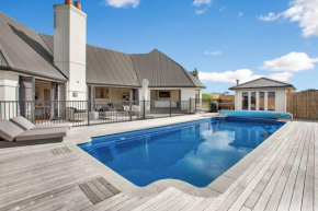 The Parish House with Pool, BBQ and Pizza Oven
